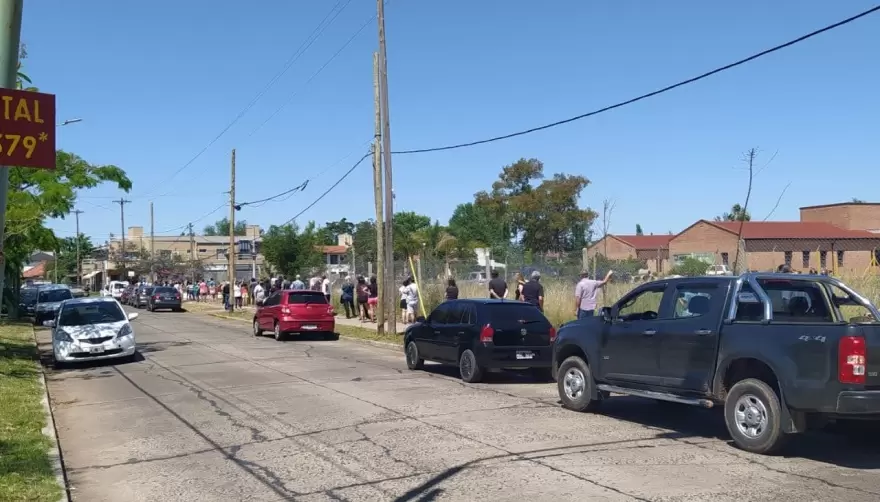 Siguen las largas colas para recibir bidones de agua en Gonnet