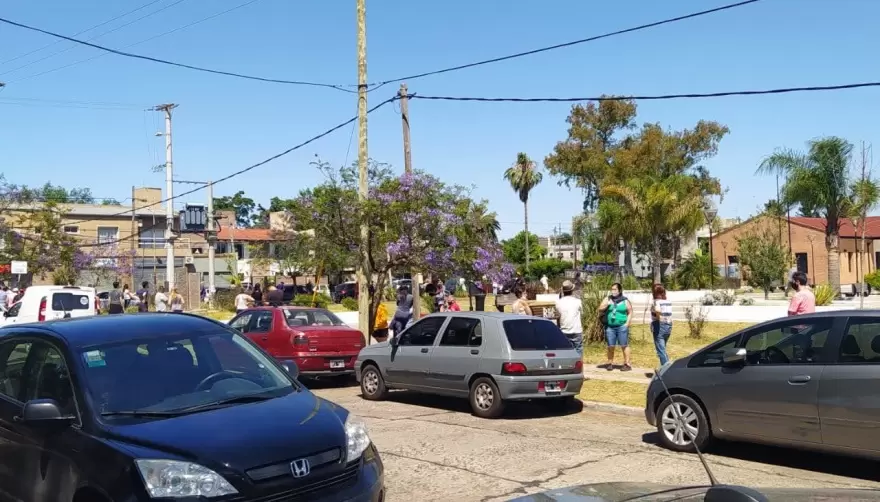 Siguen las largas colas para recibir bidones de agua en Gonnet