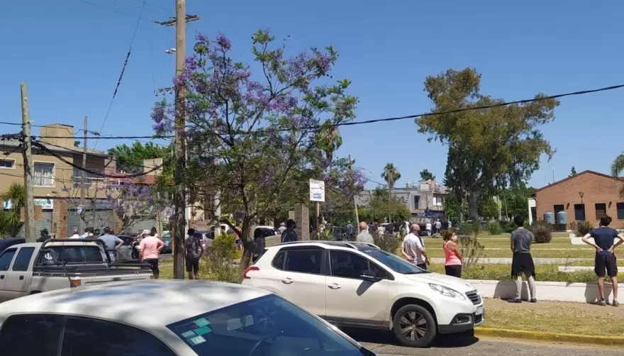 Siguen las largas colas para recibir bidones de agua en Gonnet