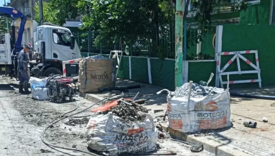 ABSA trabaja en la renovación de cañerías en City Bell: ¿Mejorará realmente el servicio?