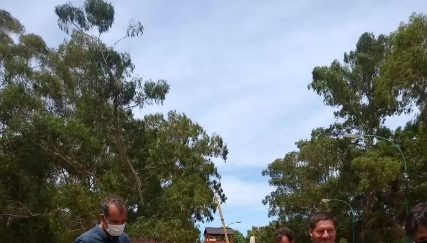 Plantaron árboles y promovieron el uso de ladrillos ecológicos en Plaza La Emilia