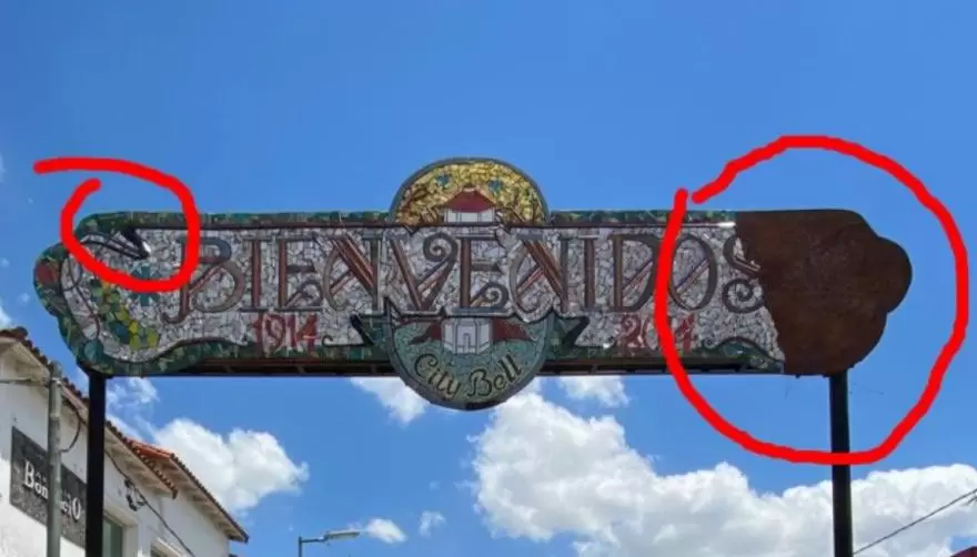 Cayó parte de la mampostería del cartel de bienvenida de la Calle Cantilo de City Bell