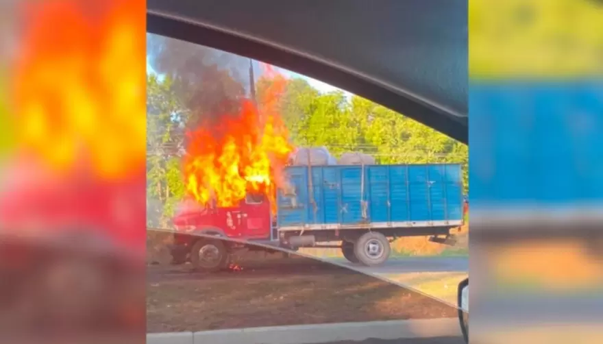Susto en Gonnet: Se prendió fuego un camión en el Camino Parque Centenario