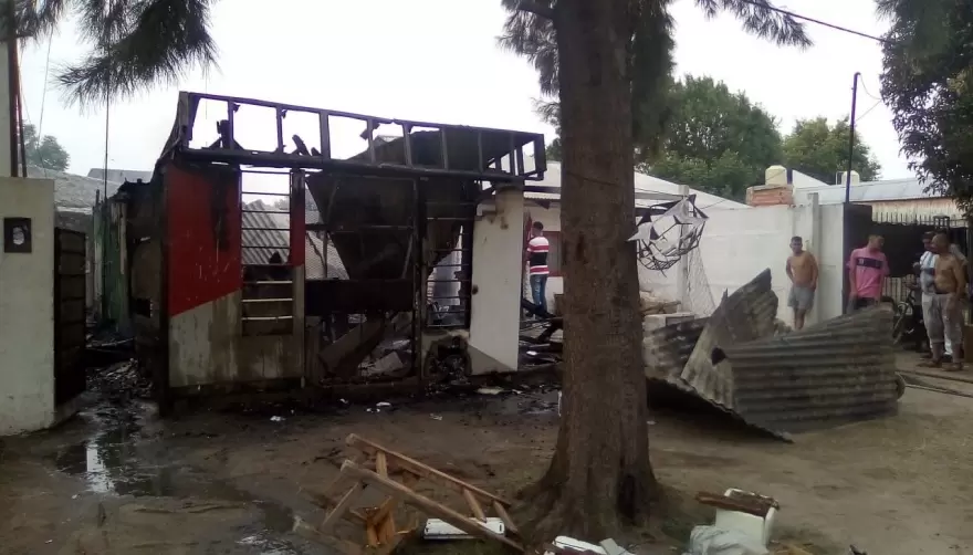 Ringuelet: Un voraz incendio destruyó una casa y dejó una familia en la calle