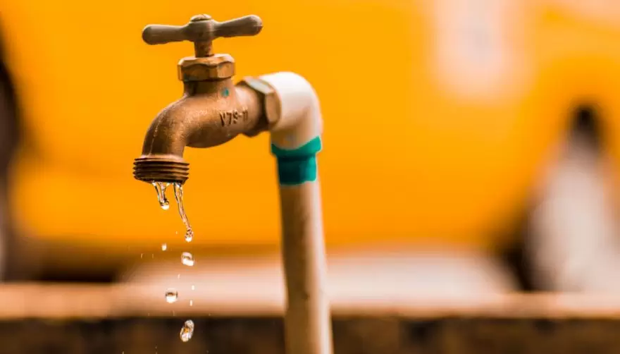 Vecina de City Bell lleva más de 100 reclamos ante ABSA y todavía sigue sin agua
