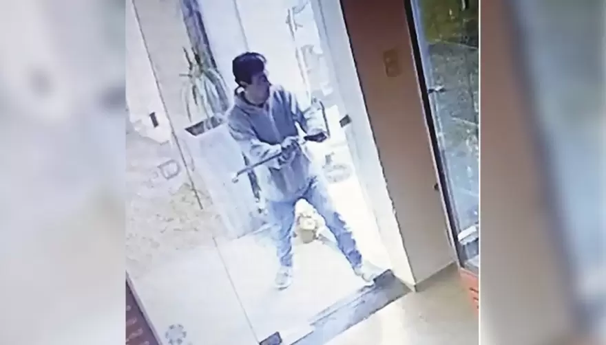 Sonría, lo estamos filmando: Un delincuente intentó ingresar a dos negocios ubicados a escasos metros de la Comisaría de City Bell