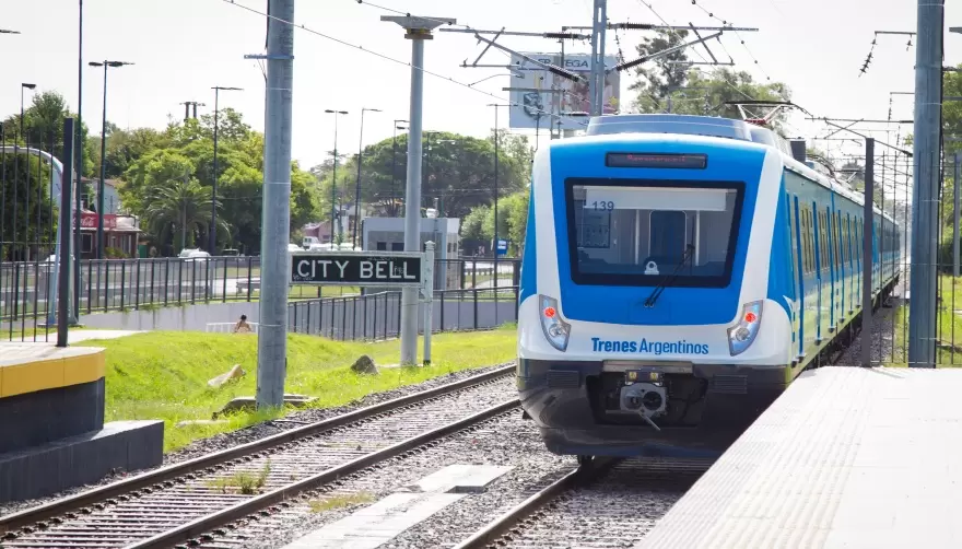 Puesto como un tren: un borracho condujo por las vías en City Bell