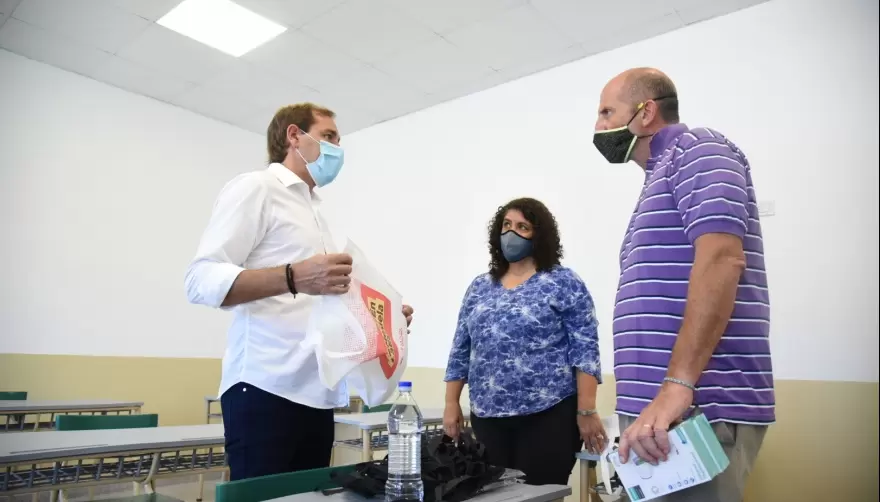 Vuelta segura a las aulas: Garro entregó kits sanitarios en Gorina