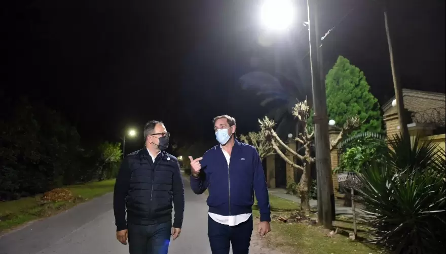 Video: Instalaron luces LED en La Emilia y avanzan hacia otros barrios