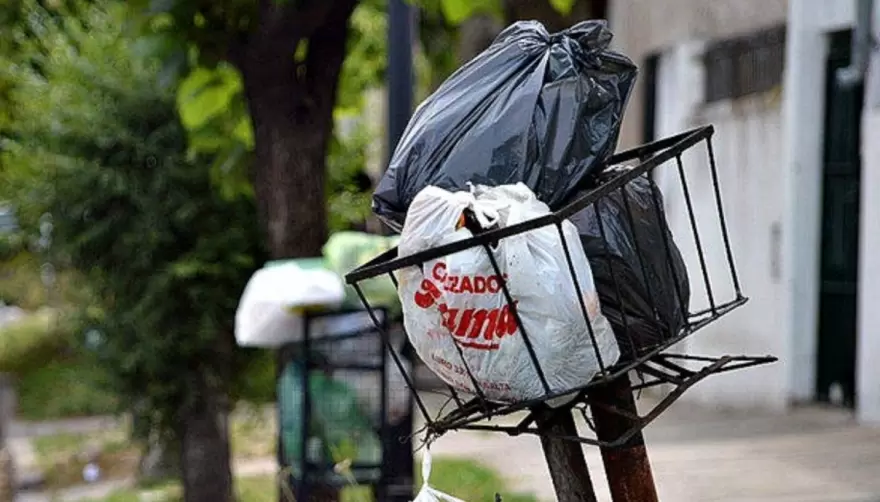 Cobarde robo a jubilada: En Gonnet ni la basura se puede sacar en paz