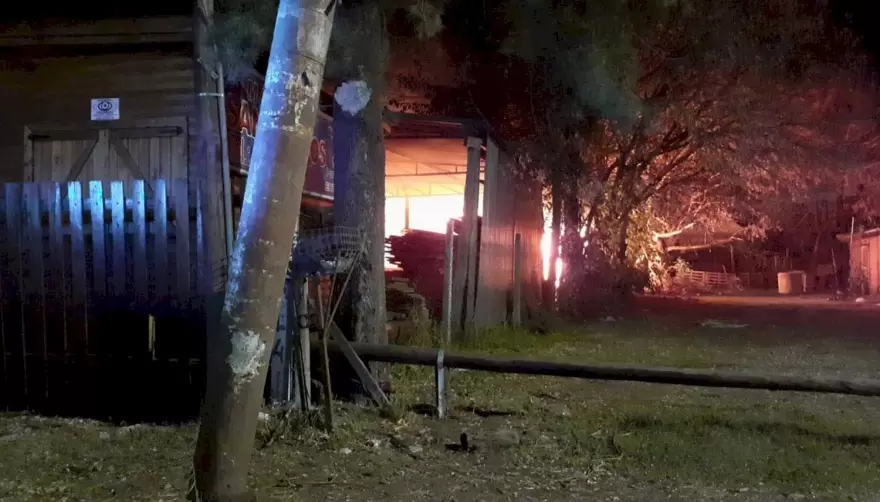 Investigan las causas de un voraz incendio en maderera de Villa Elisa