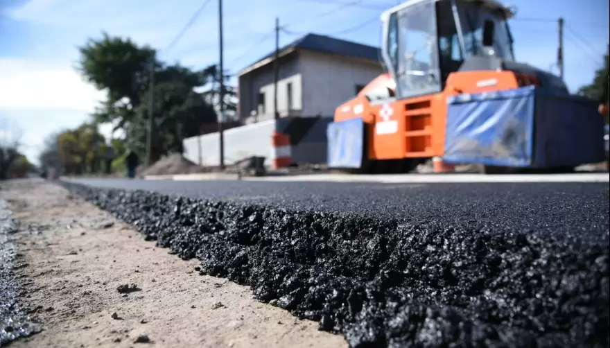 Asfalto, cordón y desagote para una importante calle de City Bell