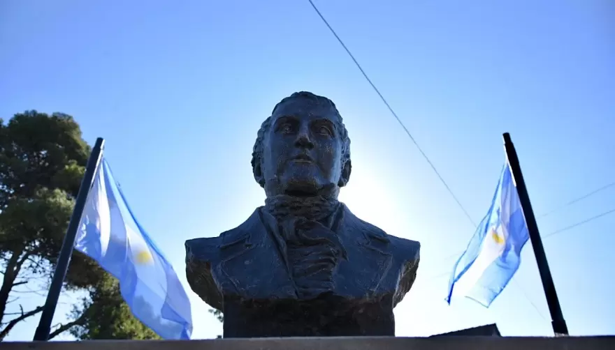 Le ponen nombre y un busto a una plazoleta histórica en Gonnet