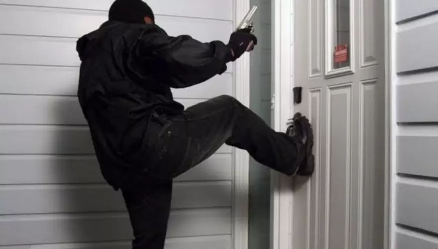 Milagro: Resisten robo soportando golpes tras la puerta en Villa Elisa