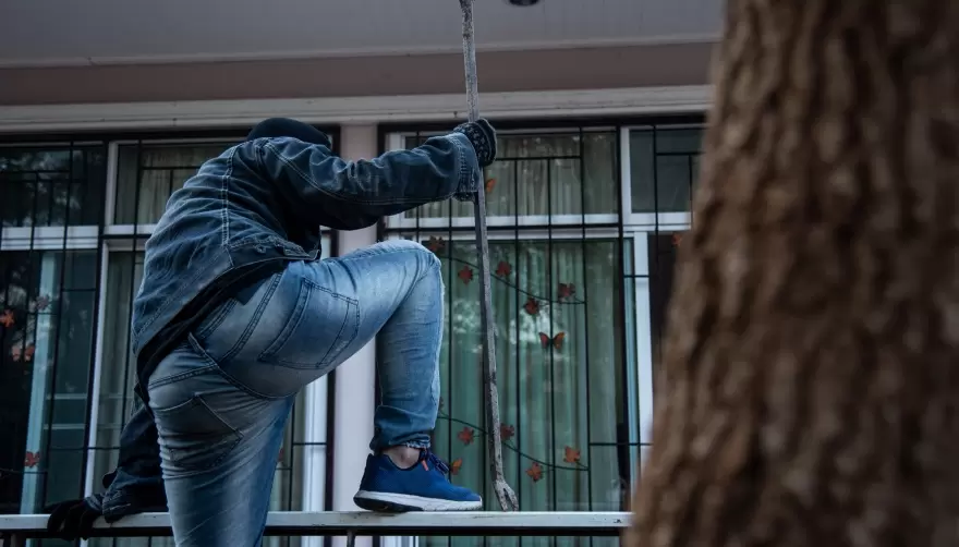 Pesadilla en Villa Elisa: Robaron y amenazaron con llevarse un bebé