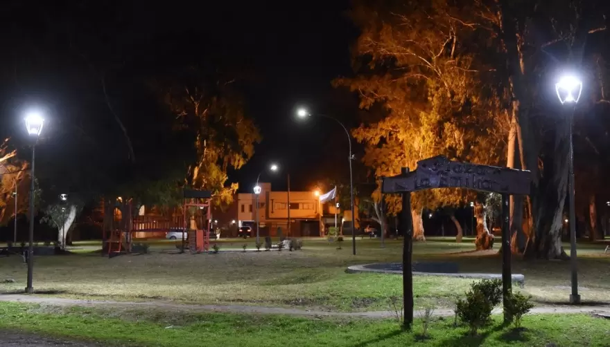 La plaza "La Emilia" de City Bell ya luce sus impresionantes luces LED
