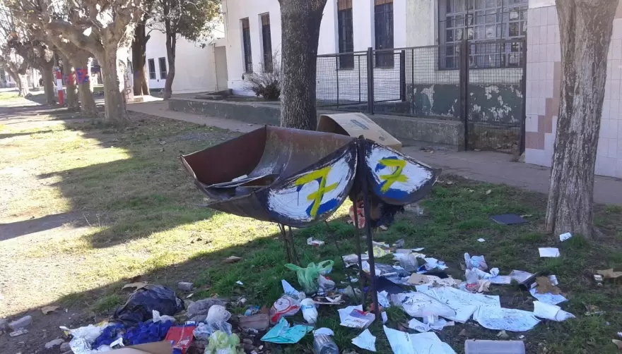 Denuncia por microbasural en la puerta de una Escuela en Arturo Seguí