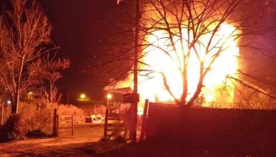 Video: Feroz incendio consumió una vivienda familiar en City Bell