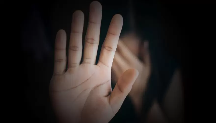 Un sujeto atacó brutalmente a una mujer y quedó grabado en Villa Elisa