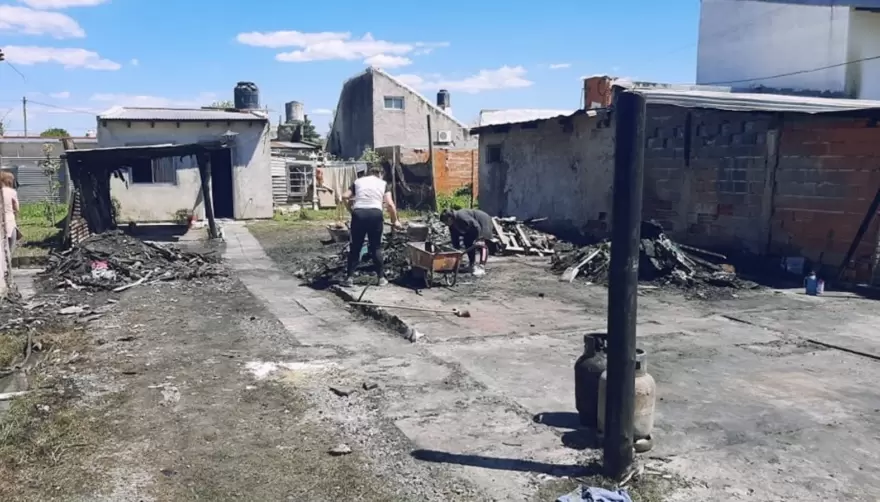 3 incendios dejaron sin nada a 5 familias de Arturo Seguí y City Bell