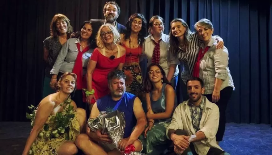 "Red Pido Gancho" en Villa Elisa: El teatro como juego y celebración 