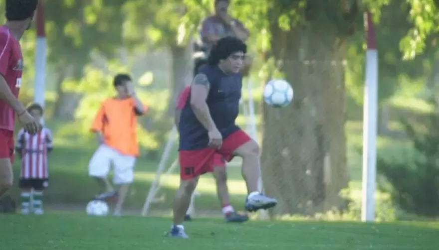 Cumple Diego: El día que Maradona se jugó un picadito en City Bell