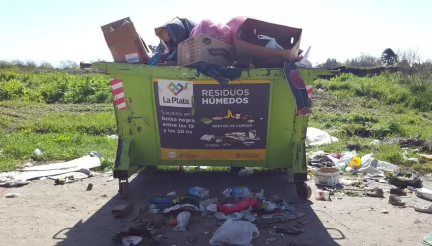 Desidia en Gonnet: 8 años de basura y de obras inconclusas