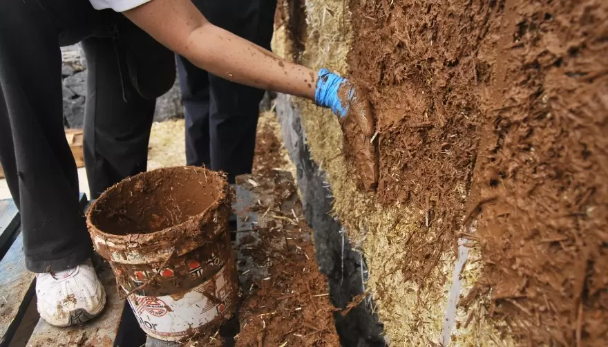 Taller de construcción en barro: Aislar y ahorrar pueden ir de la mano