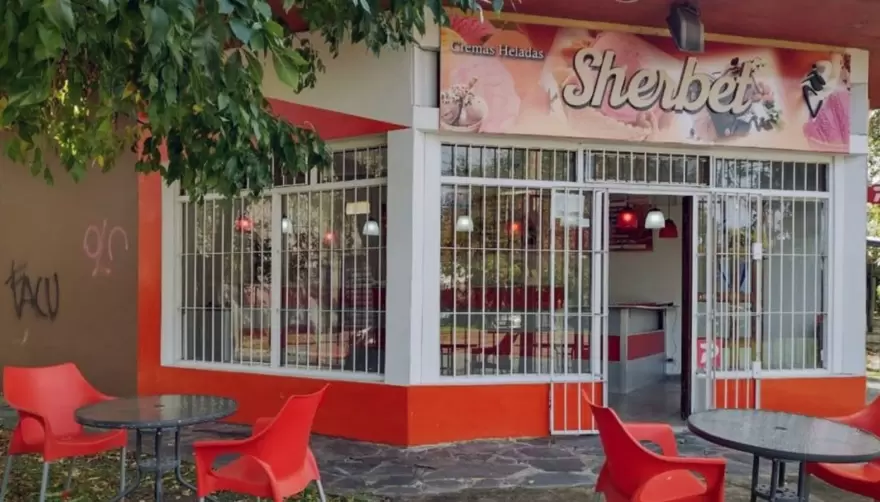 Robo y puñaladas en City Bell: 2 ladrones atacaron en una heladería
