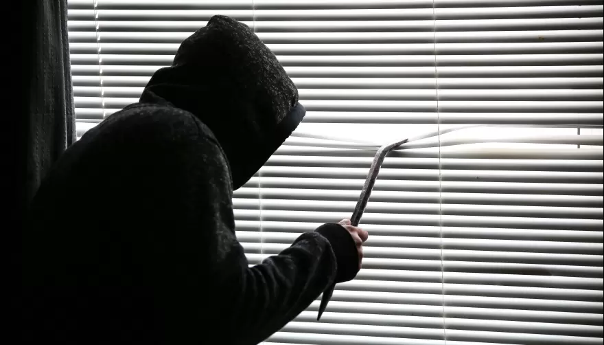12 jóvenes cautivos en City Bell: Robo, amenazas, violencia y misterio