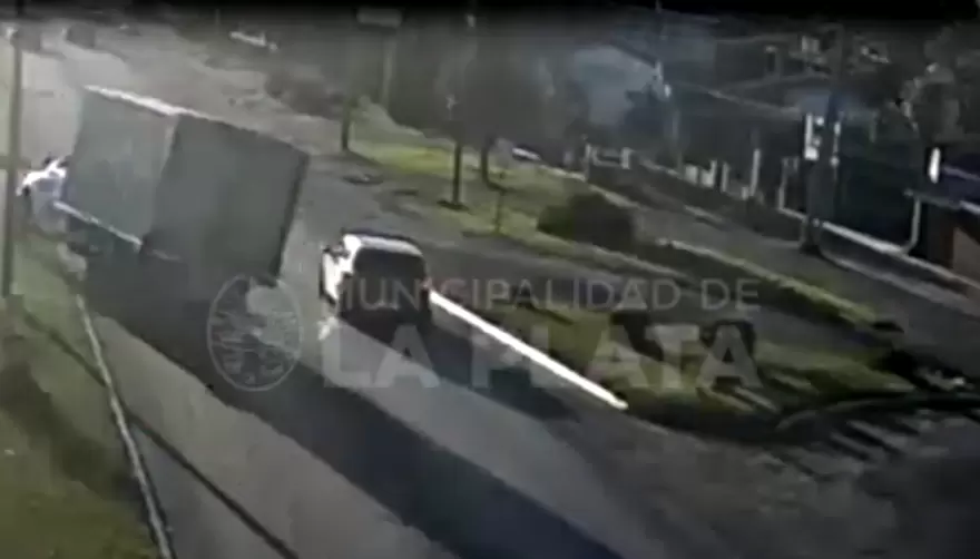 Accidente en Villa Elisa: video del choque en Camino Centenario y 422