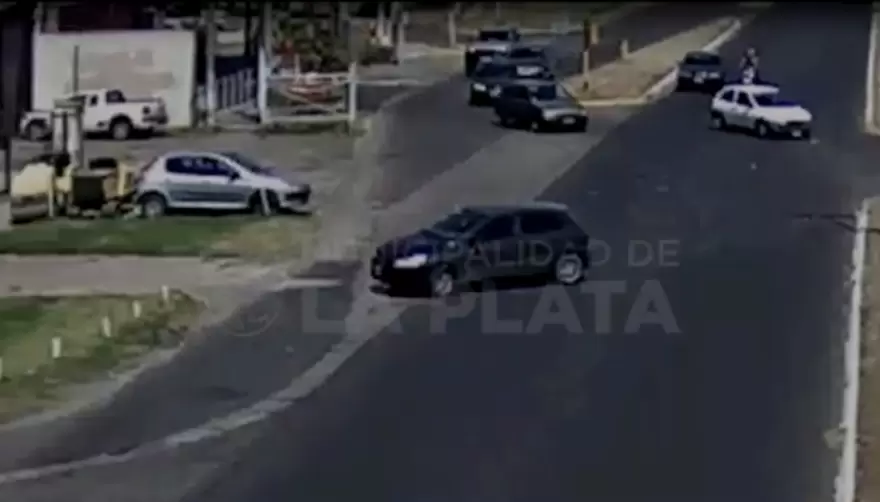 Video: Cruzó un semáforo en rojo en Villa Elisa y terminó contra un poste