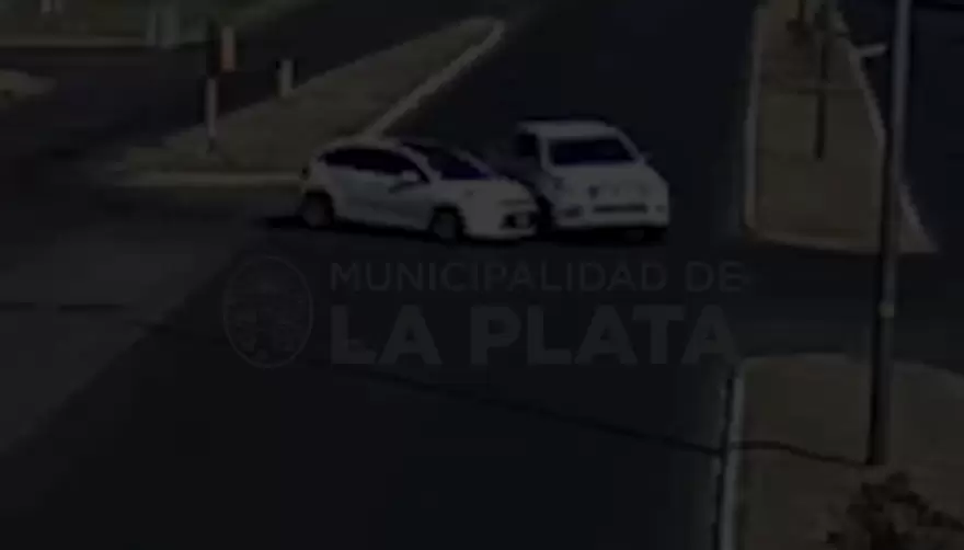 Video: Dobló sin mirar y causó un accidente en Camino Centenario y 422