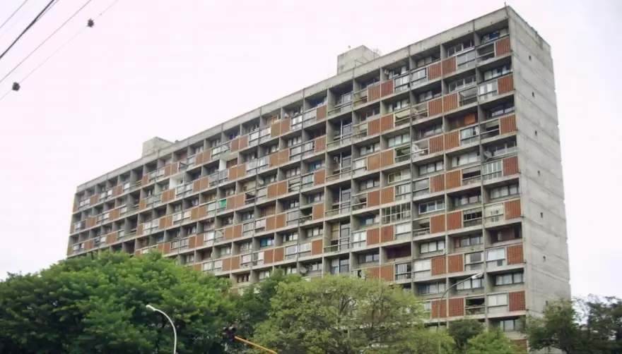 ¿Monoblocks en City Bell? Señalan a Kicillof por cesión de terrenos fiscales