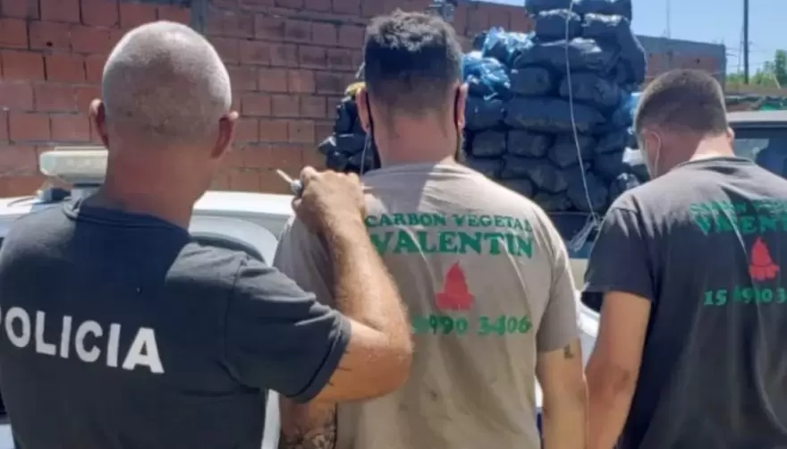 2 hombres detenidos en Gonnet por perseguir armados a una mujer