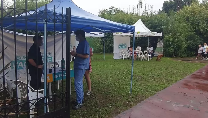 COVID-19: Ya funciona la primera posta vacunatoria fija de City Bell