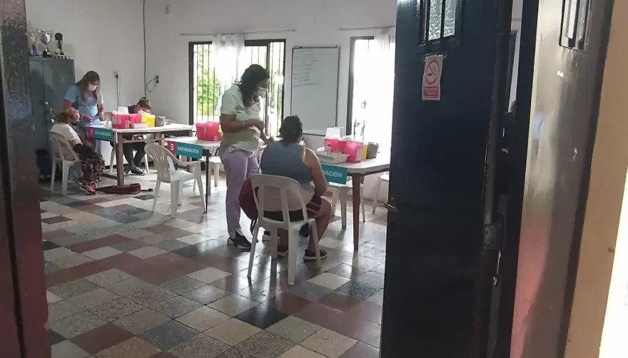 COVID-19: Ya funciona la primera posta vacunatoria fija de City Bell