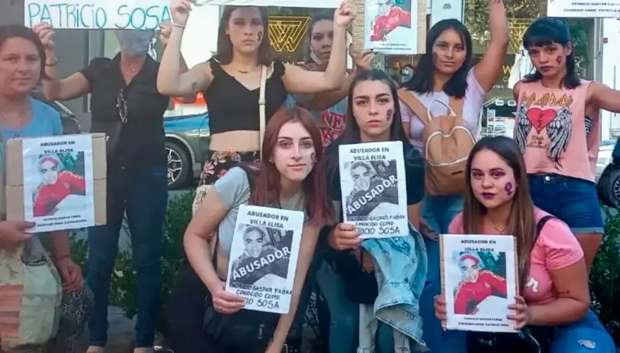 Histórica marcha en Villa Elisa: "Nos tocan a una respondemos todas"