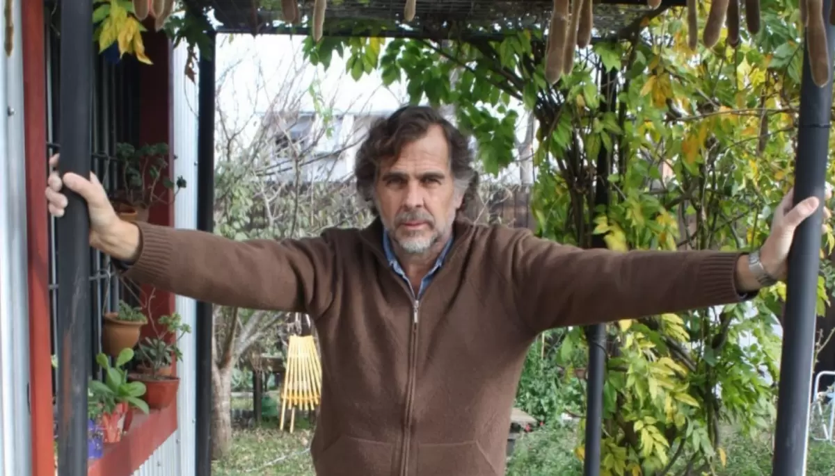 Juan Duro: El Ingeniero de Villa Elisa que convirtió su mano en pluma