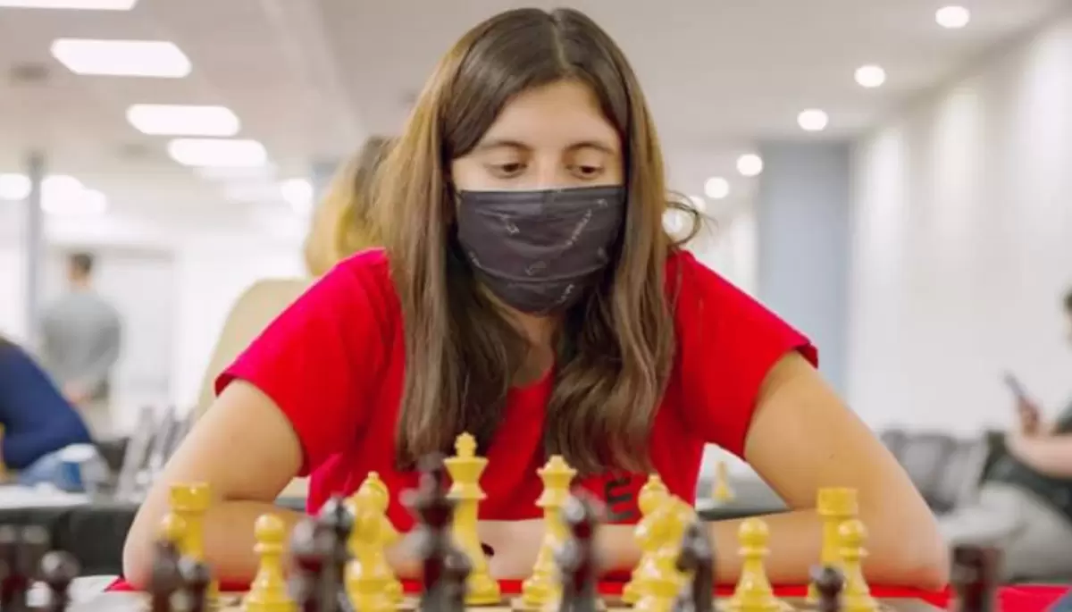 Julieta Tejedor: La promesa del ajedrez que da clases en Villa Elisa