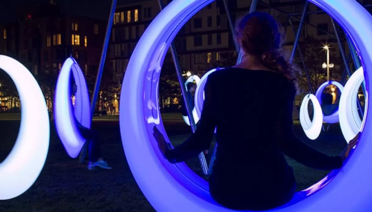 Plaza de la Energía en Gonnet: Efectos lumínicos, paneles y hamacas LED
