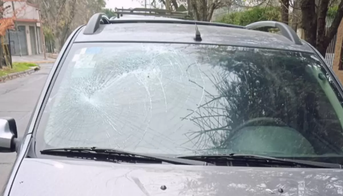 Vandalismo en City Bell: Ahora las víctimas son los autos que duermen en la calle