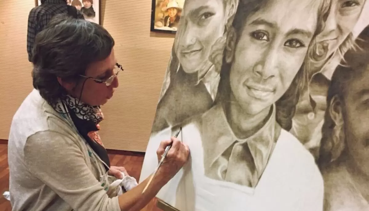 🎨 Moni Carrica expone más de 30 retratos de mujeres en City Bell
