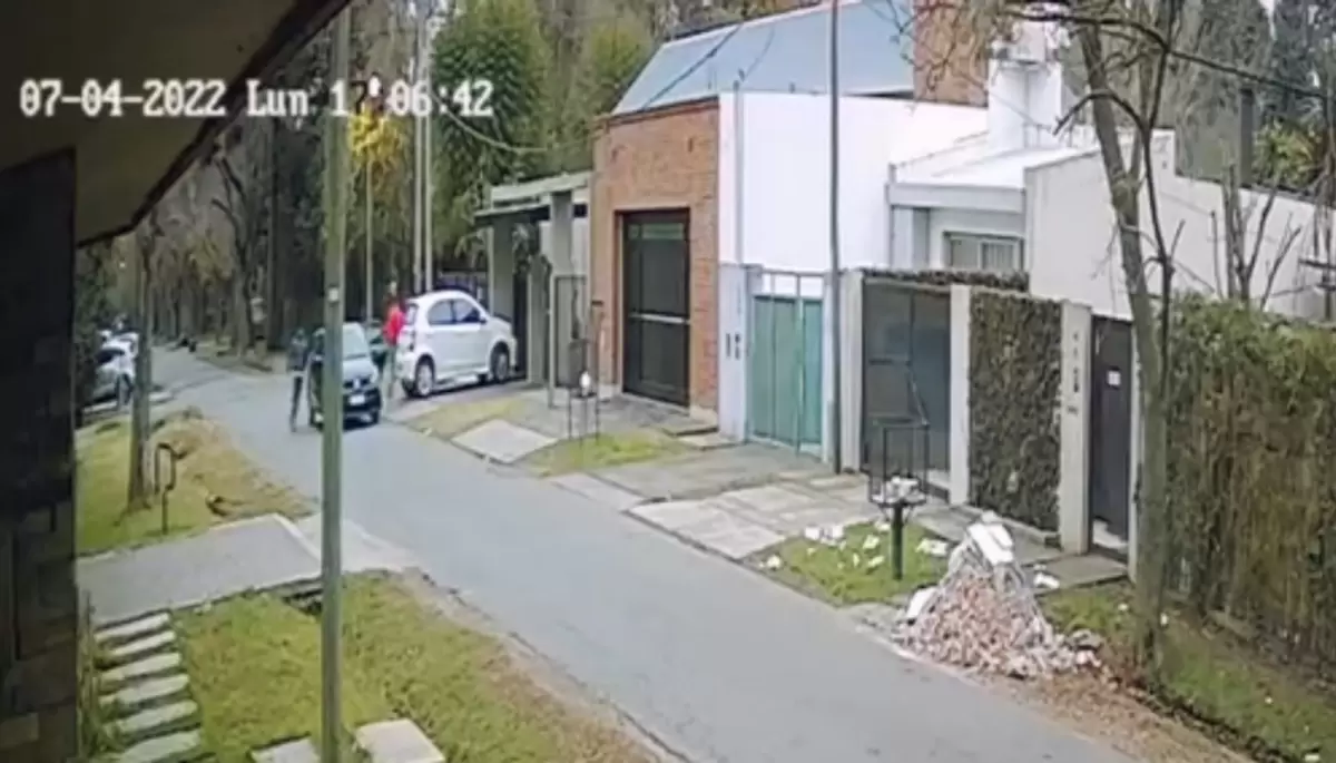 A punta de pistola: Así roban autos a plena luz del día en City Bell