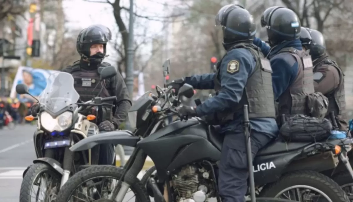 City Bell: Un motochorro le robó hasta las órdenes médicas a una vecina del barrio Savoia