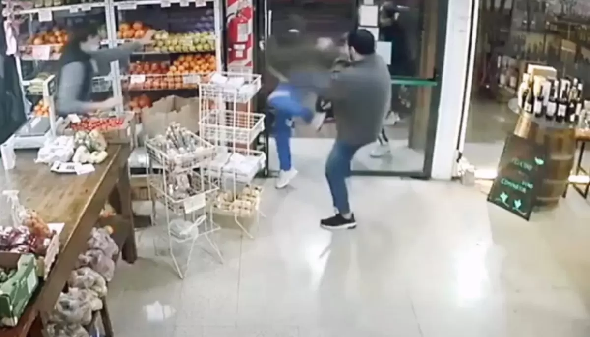 Video: 4 ladrones violentos y armados asaltaron una vinoteca en Gonnet