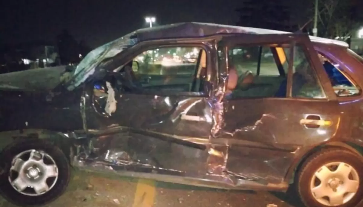Video: En Villa Elisa un micro embistió a un auto y dejó dos heridos