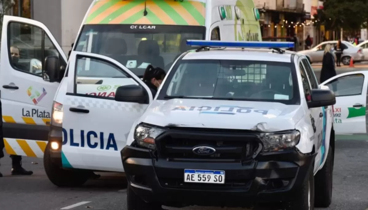 Motochorros en Villa Elisa: Arrastraron a una jubilada para robarle la cartera