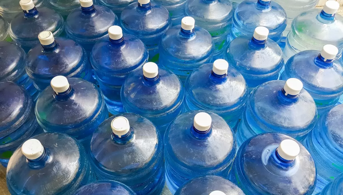 ¿Qué pasa con el agua en Gonnet? ABSA entrega pocos bidones y no da respuestas
