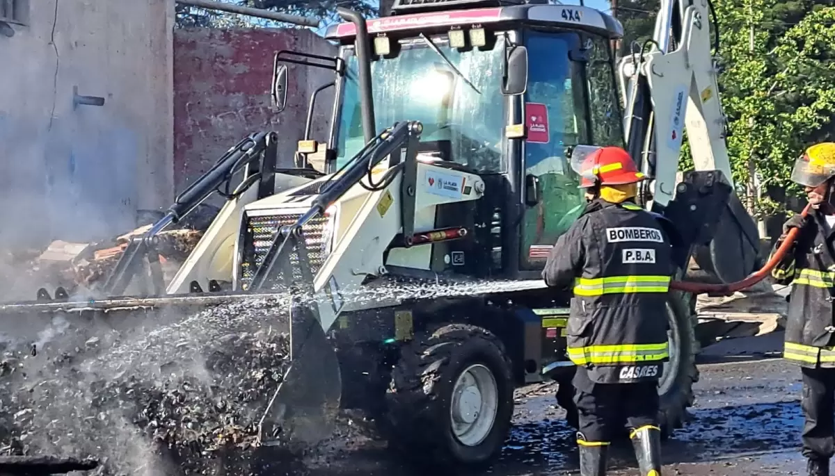 📸 Fotos y video: Más detalles del voraz incendio en Gonnet sobre el Camino Belgrano